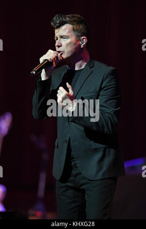 MIAMI, FL - 07. FEBRUAR 2017: Rick Astley tritt am 7. Februar im Adrienne Arsht Center in Miami, Florida auf People: Rick Astley Stockfoto