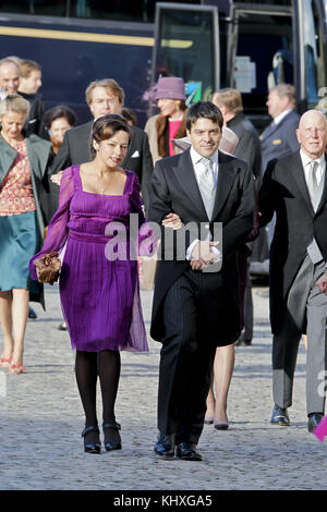 BRÜSSEL, BELGIEN - 20. NOVEMBER: Bernardo Guillermo und Partnerin Eva Prinz-Valdes nehmen am 20. November 2010 an der Hochzeit von Prinzessin Annemarie Gualtherie van Weezel und Prinz Carlos de Bourbon de Parme in der Abbaye de la Cambre Teil Stockfoto