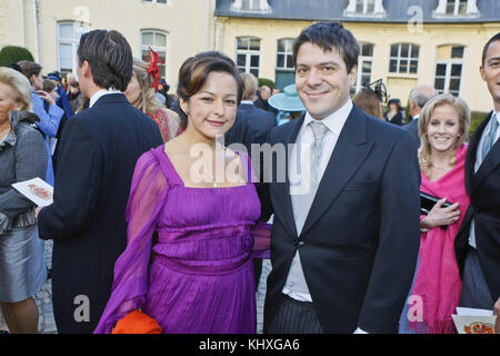 BRÜSSEL, BELGIEN - 20. NOVEMBER: Bernardo Guillermo und Partnerin Eva Prinz-Valdes nehmen am 20. November 2010 an der Hochzeit von Prinzessin Annemarie Gualtherie van Weezel und Prinz Carlos de Bourbon de Parme in der Abbaye de la Cambre Teil Stockfoto