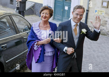 BRÜSSEL, BELGIEN - NOVEMBER 20: Bernardo Guillermo und Partnerin Eva Prinz-Valdes nehmen an der Königlichen Hochzeit von Prinzessin Annemarie Gualtherie van Weezel und Prinz Carlos de Bourbon de Parme in Abbaye de la Cambre am 20. November 2010 in Brüssel Teil.Menschen: Prinz Jaime und die Mutter der Braut. Stockfoto