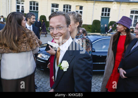 BRÜSSEL, BELGIEN - 20. NOVEMBER: Bernardo Guillermo und Partnerin Eva Prinz-Valdes nehmen am 20. November 2010 an der königlichen Hochzeit von Prinzessin Annemarie Gualtherie van Weezel und Prinz Carlos de Bourbon de Parme in der Abbaye de la Cambre Teil Stockfoto