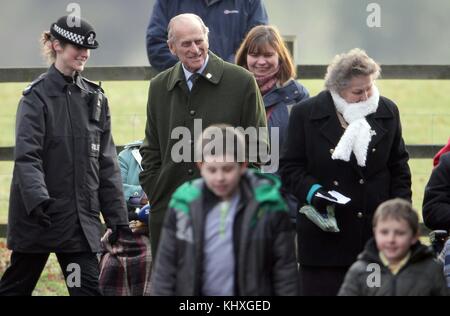 Sandringham, Vereinigtes Königreich - Januar 02; Königin Elizabeth II., Prinz Edward und Sophie Wessex melden sie Mitglieder der Königlichen Familie bei sonntäglichen Gottesdienst auf dem Sandringham Estate Norfolk. Am 2. Januar 2011 in Sandringham, England Personen: Herzog von Edinburgh Stockfoto