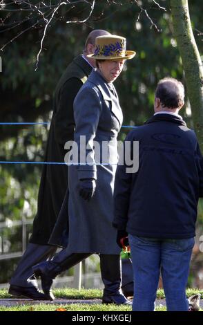 Sandringham, Vereinigtes Königreich - Januar 02; Königin Elizabeth II., Prinz Edward und Sophie Wessex melden sie Mitglieder der Königlichen Familie bei sonntäglichen Gottesdienst auf dem Sandringham Estate Norfolk. Am 2. Januar 2011 in Sandringham, England Personen: Prinzessin Anne, Stockfoto