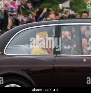 LONDON, ENGLAND - 29. April: Prinz William vertritt die Hand seiner Braut Catherine Middleton, jetzt bekannt als Catherine, Herzogin von Cambridge, die marrige Platz an der Westminster Abbey. Die Hochzeit von Prinz William, der zweite in der Linie zu den britischen Thron, mit Catherine Middleton wird heute in London statt. Die Ehe des zweiten in der Linie zu den britischen Thron wird durch den Erzbischof von Canterbury, geführt zu werden und wird bis zum Jahr 1900 Gäste, darunter ausländische Mitglieder der Königlichen Familie und Staats- besucht werden. Tausende von Gratulanten aus der ganzen Welt auch geströmt sind, nach London zu bezeugen. Stockfoto