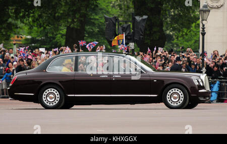 LONDON, ENGLAND - 29. April: Prinz William vertritt die Hand seiner Braut Catherine Middleton, jetzt bekannt als Catherine, Herzogin von Cambridge, die marrige Platz an der Westminster Abbey. Die Hochzeit von Prinz William, der zweite in der Linie zu den britischen Thron, mit Catherine Middleton wird heute in London statt. Die Ehe des zweiten in der Linie zu den britischen Thron wird durch den Erzbischof von Canterbury, geführt zu werden und wird bis zum Jahr 1900 Gäste, darunter ausländische Mitglieder der Königlichen Familie und Staats- besucht werden. Tausende von Gratulanten aus der ganzen Welt auch geströmt sind, nach London zu bezeugen. Stockfoto