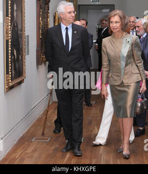 MADRID, SPANIEN - 26. SEPTEMBER: Königin Sofia von Spanien und Carmen Iglesias nehmen am 26. September 2013 an der Eröffnung der Ausstellung „La lengua y la palabra: 300 anos de la Real Academia Espanola“ in Madrid Teil. Menschen: Carmen Iglesias Königin Sofia von Spanien Stockfoto