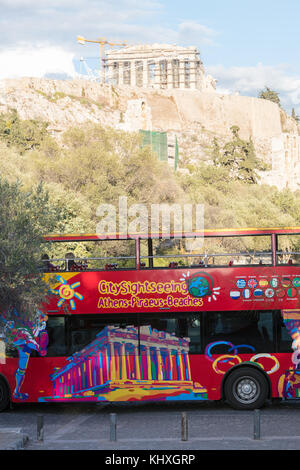 Athen, Griechenland - 24. Oktober 2017: Sightseeing Bus in Athen. Stockfoto