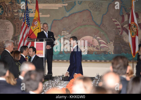 MIAMI, FL - NOVEMBER 18: Prinz Felipe von Spanien und Prinzessin Letizia von Spanien überreicht Dr. Eduardo J. Padron am 18. November 2013 im National Historic Landmark Freedom Tower des Miami Dade College (MDC) den Preis zum 500. Jahrestag des Juan Ponce de Leon. Personen: Prinz Felipe von Spanien Stockfoto