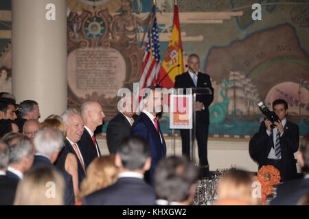 MIAMI, FL - NOVEMBER 18: Prinz Felipe von Spanien und Prinzessin Letizia von Spanien überreicht Dr. Eduardo J. Padron am 18. November 2013 im National Historic Landmark Freedom Tower des Miami Dade College (MDC) den Preis zum 500. Jahrestag des Juan Ponce de Leon. Personen: Prinz Felipe von Spanien Stockfoto