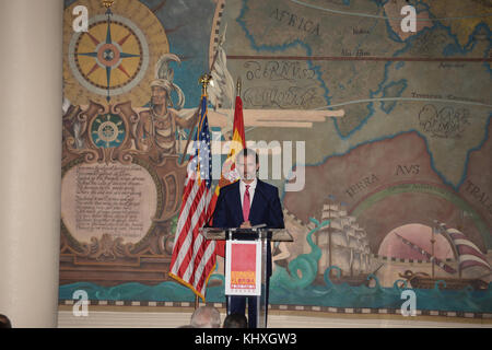 MIAMI, FL - NOVEMBER 18: Prinz Felipe von Spanien und Prinzessin Letizia von Spanien überreicht Dr. Eduardo J. Padron am 18. November 2013 im National Historic Landmark Freedom Tower des Miami Dade College (MDC) den Preis zum 500. Jahrestag des Juan Ponce de Leon. Personen: Prinz Felipe von Spanien Stockfoto