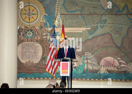 MIAMI, FL - NOVEMBER 18: Prinz Felipe von Spanien und Prinzessin Letizia von Spanien überreicht Dr. Eduardo J. Padron am 18. November 2013 im National Historic Landmark Freedom Tower des Miami Dade College (MDC) den Preis zum 500. Jahrestag des Juan Ponce de Leon. Personen: Prinz Felipe von Spanien Stockfoto