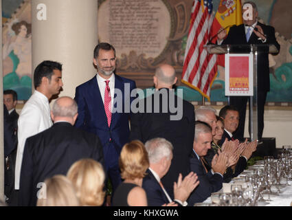 MIAMI, FL - NOVEMBER 18: Prinz Felipe von Spanien und Prinzessin Letizia von Spanien überreicht Dr. Eduardo J. Padron am 18. November 2013 im National Historic Landmark Freedom Tower des Miami Dade College (MDC) den Preis zum 500. Jahrestag des Juan Ponce de Leon. Personen: Prinz Felipe von Spanien Stockfoto