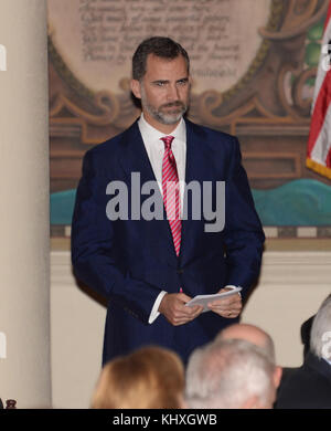 MIAMI, FL - NOVEMBER 18: Prinz Felipe von Spanien und Prinzessin Letizia von Spanien überreicht Dr. Eduardo J. Padron am 18. November 2013 im National Historic Landmark Freedom Tower des Miami Dade College (MDC) den Preis zum 500. Jahrestag des Juan Ponce de Leon. Personen: Prinz Felipe von Spanien Stockfoto