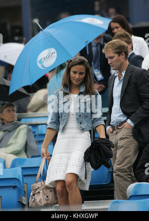 LONDON, ENGLAND - JUNI 09: Pippa Middleton mit George Percy verlässt den Mittelplatz, als Regen-Verzögerungen beim dritten Rundenspiel der Herren zwischen Andy Roddick aus den USA und Kevin Anderson aus Südafrika am vierten Tag der AEGON Championships im Queens Club spielen. Nun, da Pippa Middleton sich von ihrem Bankkaufmann-Freund, dem hübschen ehemaligen Kricketspieler Alex Loudon, getrennt hat, scheint die schwierige Aufgabe, ihre Königliche Heissigkeit zu trösten, auf einen äußerst qualifizierten jungen Junggesellen gefallen zu sein: Einen George Percy. Am 9. Juni 2011 in London, England Leute: Pippa Middleton George Percy Stockfoto