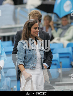 LONDON, ENGLAND - JUNI 09: Pippa Middleton mit George Percy verlässt den Mittelplatz, als Regen-Verzögerungen beim dritten Rundenspiel der Herren zwischen Andy Roddick aus den USA und Kevin Anderson aus Südafrika am vierten Tag der AEGON Championships im Queens Club spielen. Nun, da Pippa Middleton sich von ihrem Bankkaufmann-Freund, dem hübschen ehemaligen Kricketspieler Alex Loudon, getrennt hat, scheint die schwierige Aufgabe, ihre Königliche Heissigkeit zu trösten, auf einen äußerst qualifizierten jungen Junggesellen gefallen zu sein: Einen George Percy. Am 9. Juni 2011 in London, England Leute: Pippa Middleton George Percy Stockfoto