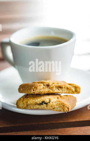 Süße Plätzchen und Kaffee Tasse auf Garten Tisch. Stockfoto