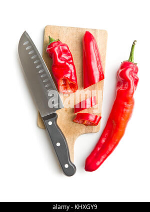 Paprika auf Schneidebrett und Messer auf weißem Hintergrund. Stockfoto