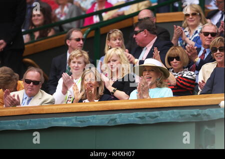 LONDON, ENGLAND – JUNI 29: Michael Middleton, Carole Middleton, Pippa Middleton und Alex Loudon nehmen am 29. Juni 2011 im All England Lawn Tennis and Croquet Club am 9. Tag der Wimbledon Lawn Tennis Championships am Viertelfinale zwischen Roger Federer aus der Schweiz und Jo-Wilfried Tsonga aus Frankreich Teil. Personen: Anna Wintour Stockfoto