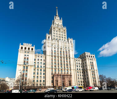 Moskau, Russland - 04 April, 2016. Stalin Wolkenkratzer auf Platz von krasnie Vorota Stockfoto