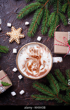 Weihnachten Hintergrund mit Latte und Geschenkboxen Stockfoto