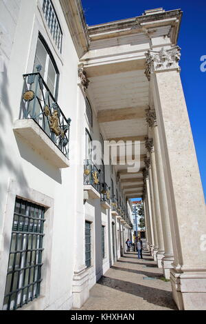 Lissabon, Portugal - 5 November, 2017: Fassade der militärischen Museum mit einer Ausrichtung der Spalten und schmiedeeisernen Geländer Balkone in Alfama Stockfoto