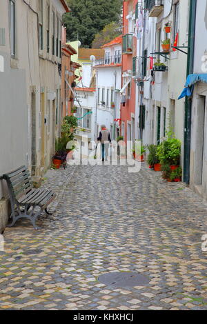 LISSABON, PORTUGAL - 2. NOVEMBER 2017: Farbenfroher Platz und enge Gassen im Viertel Alfama mit Kopfsteinpflaster und traditionellen Hausfassaden Stockfoto