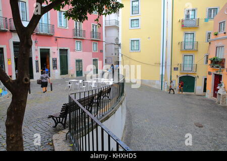 LISSABON, PORTUGAL - 2. NOVEMBER 2017: Farbenfrohe Platz- und Straßenkunst im Viertel Alfama mit Kopfsteinpflaster und traditionellen Hausfassaden Stockfoto