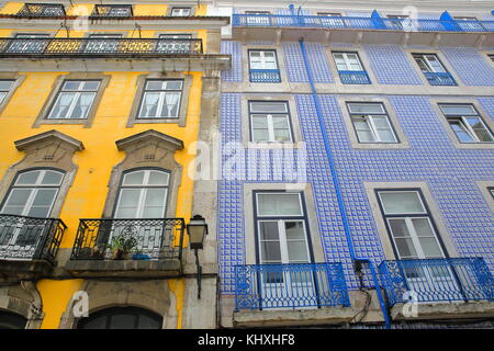 Haus Fassaden geschmückt mit bunten Kacheln und mit schmiedeeisernen Geländer Balkone in Alfama Viertel, Lissabon, Portugal Stockfoto