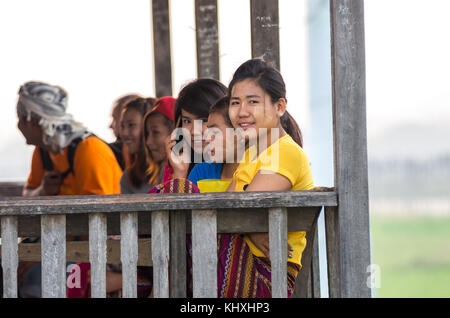 Mandalay, Myanmar - März 13: Unbekannte burmesische Frauen an der ubein Brücke lächelnd am 13. März 2016 in Mandalay, Myanmar. Die u-bein Brücke ist die Stockfoto