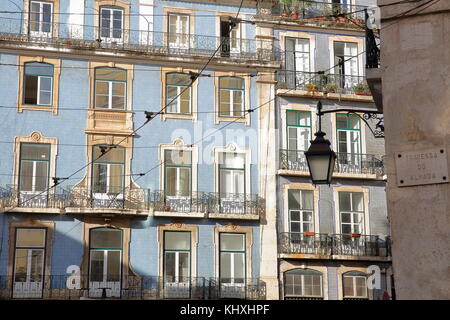 Bunte Fassaden mit schmiedeeisernen Geländer Balkone in Alfama Viertel, Lissabon, Portugal Stockfoto