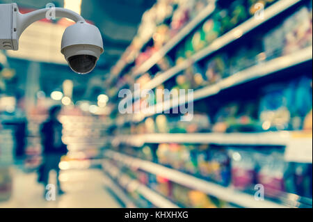 Sicherheit Kamera Überwachung auf die abstrakten verschwommenes Foto von Store im Kaufhaus bokeh Hintergrund, Business shopping Konzept Stockfoto