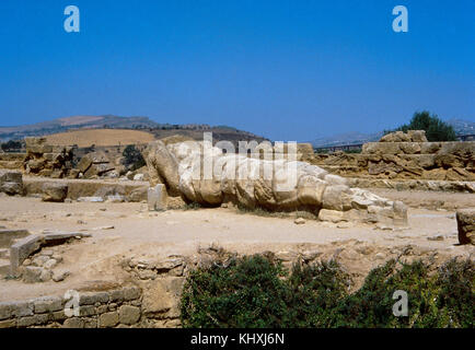 Italien Sizilien Agrigent. Tempel des Olympischen Zeus. 480 v. Chr. Überreste eines Atlas im olympieion Feld. Stockfoto