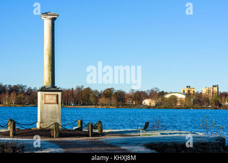 Vaxjo, Schweden - 13. November 2017: Dokumentation des Alltags und der Umwelt. Das Bergencreutz-Denkmal mit dem Vaxjo-See im Hintergrund. Stockfoto