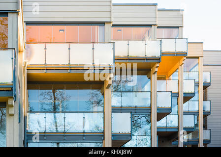 Vaxjo, Schweden - 13. November 2017: Dokumentation des Alltags und der Umwelt. Gläserne Balkone auf hölzernen Apartmenthäusern. Stockfoto