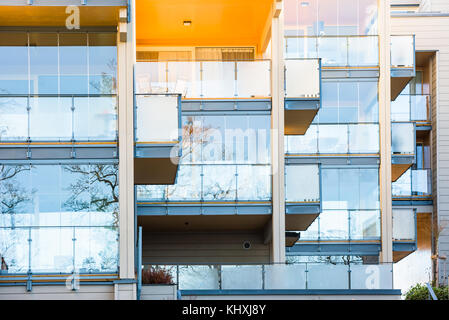 Vaxjo, Schweden - 13 November 2017: Dokumentarfilm von Alltag und Umwelt. Glas eingezäunt Balkone auf Holz- Wohnanlagen. Stockfoto