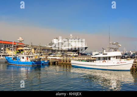 Fischerboote und die ms Oosterdam Schiff in den Hafen von Hobart - Tasmanien, Australien Stockfoto