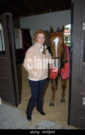 WELLINGTON, FL-FEBRUAR 05; (EXKLUSIVE BERICHTERSTATTUNG) Sarah Ferguson Duchess of York genießt einen Tag mit Oscar Bermudz im Palm Beach Polo and Country Club in Wellington Florida. Februar 2005. Miami Beach, Florida: Sarah Ferguson Duchess of York Stockfoto