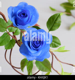 Danke Hintergrund mit dankbar Nachricht, zwei blaue Rosen mit grünen Blatt aus Ton Kunst auf weißem Hintergrund, Karte für Lehrer Tag, Muttertag Stockfoto