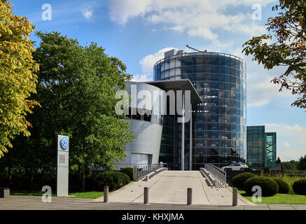 Europa, Sachsen, die transparente Fabrik, Transparent Factory ist der englische Name eines Automobils Produktionsstätte in Dresden, Deutschland, im Besitz der deutschen Automobilhersteller Volkswagen, entworfen von Architekt Gunter Henn, und wurde im Jahr 2002 eröffnet. Der deutsche Name ist Gl?serne Manufaktur (d.h. Werk aus Glas, buchstäblich Gläserne Manufaktur). Stockfoto