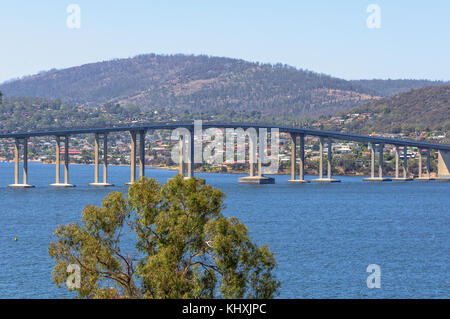 Die Tasman Bridge verbindet Hobart CBD auf dem östlichen Ufer des Flusses Derwent - Hobart, Tasmanien, Australien Stockfoto