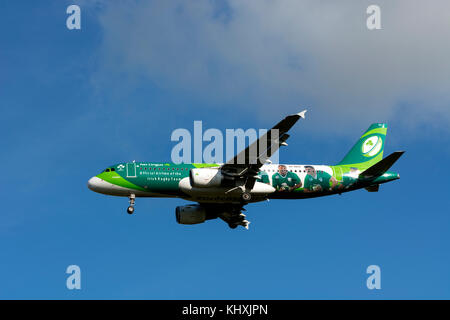 Aer Lingus Airbus A320-Landung am Flughafen Birmingham, UK. Irish Rugby Team Lackierung (EI-DEO) Stockfoto