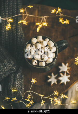 Weihnachten Winter heiße Schokolade serviert mit Lichterkette, Ansicht von oben Stockfoto