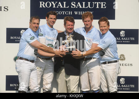 GREENWICH, CT - MAI 15: Prinz Harry von Wales beim Sentebale Royal Salute Polo Cup im Greenwich Polo Club am Mittwoch, den 15. Mai. Das Sentebale Land Rover Team wurde von Royal Salute Ambassador Malcom Borwick mit den Teammitgliedern Mark Ganzi, Michael Carrazza und Prince Harry, einem der Gründungsväter von Sentebale, geführt. Das Poloteam von St. Regis wurde von Sentebales Botschafter Nacho Figueras mit den Teammitgliedern Peter Orthwein, Steve Lefkowitz und Dawn Jones geführt. Royal Salute war Gastgeber einer Reihe von prominenten Prominenten. Royal Salute World Polo ist ein globales Programm, das jetzt Stockfoto