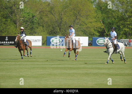 GREENWICH, CT - MAI 15: Prinz Harry von Wales beim Sentebale Royal Salute Polo Cup im Greenwich Polo Club am Mittwoch, den 15. Mai. Das Sentebale Land Rover Team wurde von Royal Salute Ambassador Malcom Borwick mit den Teammitgliedern Mark Ganzi, Michael Carrazza und Prince Harry, einem der Gründungsväter von Sentebale, geführt. Das Poloteam von St. Regis wurde von Sentebales Botschafter Nacho Figueras mit den Teammitgliedern Peter Orthwein, Steve Lefkowitz und Dawn Jones geführt. Royal Salute war Gastgeber einer Reihe von prominenten Prominenten. Royal Salute World Polo ist ein globales Programm, das jetzt Stockfoto