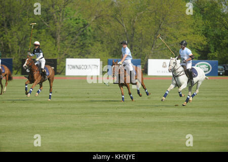 GREENWICH, CT - MAI 15: Prinz Harry von Wales beim Sentebale Royal Salute Polo Cup im Greenwich Polo Club am Mittwoch, den 15. Mai. Das Sentebale Land Rover Team wurde von Royal Salute Ambassador Malcom Borwick mit den Teammitgliedern Mark Ganzi, Michael Carrazza und Prince Harry, einem der Gründungsväter von Sentebale, geführt. Das Poloteam von St. Regis wurde von Sentebales Botschafter Nacho Figueras mit den Teammitgliedern Peter Orthwein, Steve Lefkowitz und Dawn Jones geführt. Royal Salute war Gastgeber einer Reihe von prominenten Prominenten. Royal Salute World Polo ist ein globales Programm, das jetzt Stockfoto