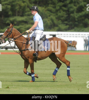 GREENWICH, CT - MAI 15: Prinz Harry von Wales beim Sentebale Royal Salute Polo Cup im Greenwich Polo Club am Mittwoch, den 15. Mai. Das Sentebale Land Rover Team wurde von Royal Salute Ambassador Malcom Borwick mit den Teammitgliedern Mark Ganzi, Michael Carrazza und Prince Harry, einem der Gründungsväter von Sentebale, geführt. Das Poloteam von St. Regis wurde von Sentebales Botschafter Nacho Figueras mit den Teammitgliedern Peter Orthwein, Steve Lefkowitz und Dawn Jones geführt. Royal Salute war Gastgeber einer Reihe von prominenten Prominenten. Royal Salute World Polo ist ein globales Programm, das jetzt Stockfoto