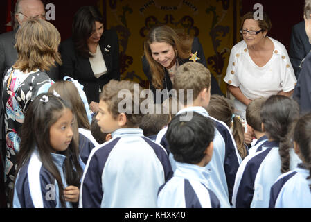 MADRID, SPANIEN - OKTOBER 03: Infanta Elena Herzogin von Lugo nimmt am 3. Oktober 2013 am Fundraising-Tag des Roten Kreuzes in Madrid, Spanien, Teil. Personen: Infantin Elena Herzogin von Lugo Transmission Ref: SP1 Stockfoto