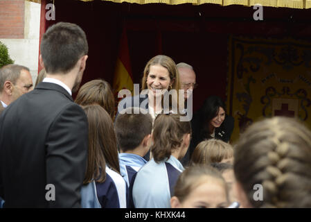 MADRID, SPANIEN - OKTOBER 03: Infanta Elena Herzogin von Lugo nimmt am 3. Oktober 2013 am Fundraising-Tag des Roten Kreuzes in Madrid, Spanien, Teil. Personen: Infantin Elena Herzogin von Lugo Transmission Ref: SP1 Stockfoto