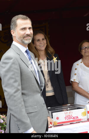 MADRID, SPANIEN - OKTOBER 03: Infanta Elena Herzogin von Lugo nimmt am 3. Oktober 2013 am Fundraising-Tag des Roten Kreuzes in Madrid, Spanien, Teil. Personen: Infantin Elena Herzogin von Lugo Transmission Ref: SP1 Stockfoto