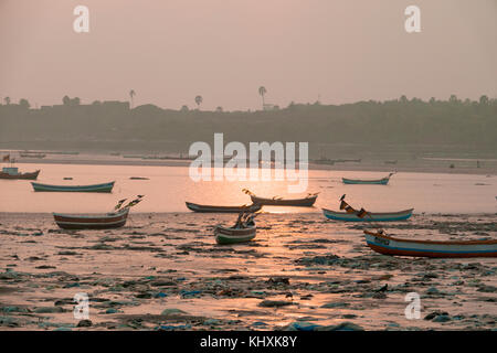 Fischerboote bei Sonnenuntergang am Strand, versova Mumbai Stockfoto